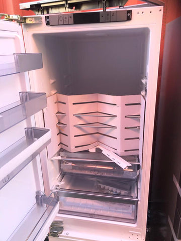 Grundig integrated fridge freezer top